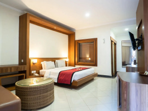 Super OYO Townhouse Oak Maxi Hotel Legian