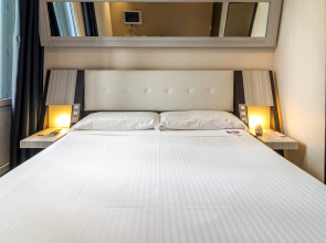 Отель Petit Palace Triball