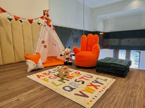 Ashley Tugu Tani Menteng