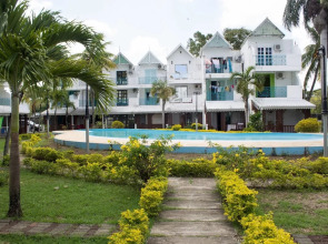 La Joliette Bungalow - Opposite Pereybere Beach