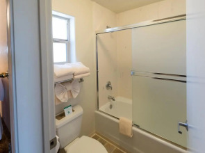 Emerald Dolphin Inn & Mini Golf