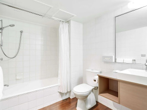 ibis Melbourne Hotel and Apartments