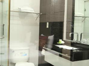 Boss Suites Nana Hotel