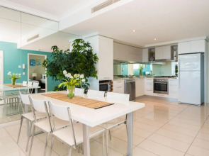 Silvershore Apartments on the Broadwater