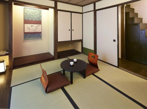 Гостевой дом Kyomachiya Ryokan Sakura Urushitei
