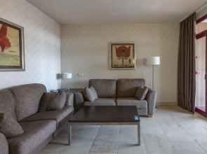 Отель Las Palmeras Affiliated by FERGUS 