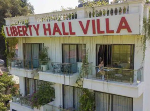 Liberty Hall Tam Coc Hotel & Villa