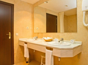 Отель Las Palmeras Affiliated by FERGUS 