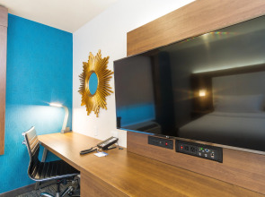 Holiday Inn Express & Suites Hollywood Walk Of Fame