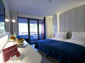 Four Views Monumental Lido