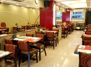 Townhouse OAK Makati Manila Near PNR Pasay Evangelista formerly VIP Suites