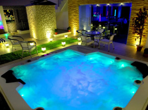 Hotel The Pearl - Newly Renovated in City Centre