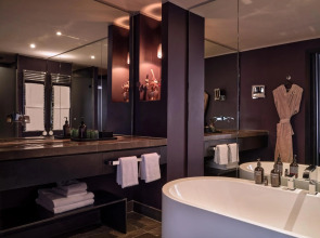 Roomers Frankfurt Central, Autograph Collection