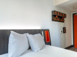 Renaissance London Heathrow Hotel