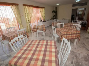 Leonidas Hotel and Studios