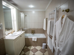 Queen's Court Hotel & Residence