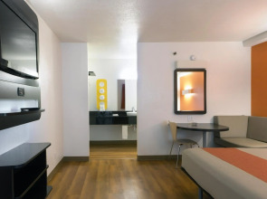 Motel 6 Cutler Bay, FL