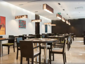 Отель Occidental Praha Five