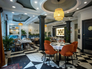 Queen's Court Hotel & Residence