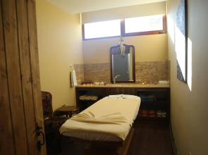 Le Chateau Lambousa Hotel