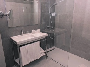 Отель Virgen de los Reyes