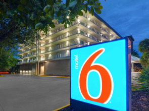 Motel 6 Cutler Bay, FL
