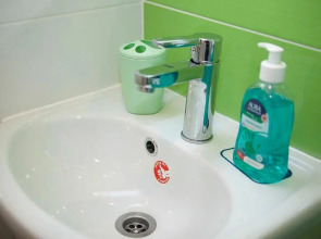 Диван и чемодан на улице Сибиряков-Гвардейцев