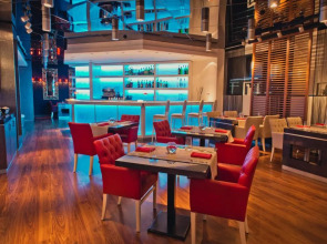 Отель Chirag Plaza Hotel & Business Center