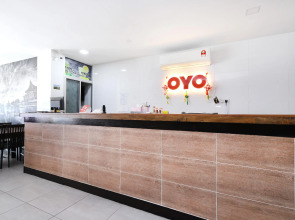 OYO 836 Mandurah Room & Cafe