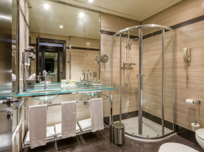 Hotel Maydrit Airport