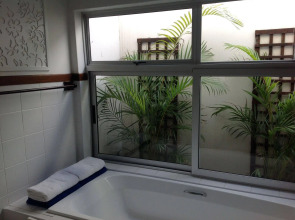 Sixteen Guest House on Main