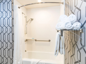 Holiday Inn Express & Suites Hollywood Walk Of Fame