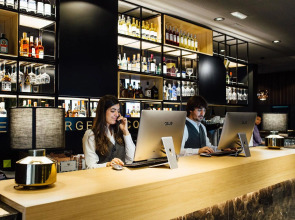 Отель Malcom and Barret