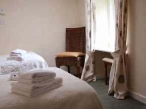 Loch Leven Hotel & Distillery