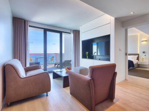 Four Views Monumental Lido