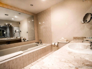 The Landing at LaGuardia