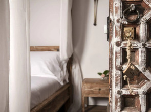 Sevenmaze Charming House