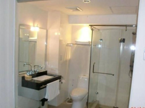 Boss Suites Nana Hotel