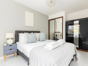 Luminous 2 Bed Balcony Flat in Islington