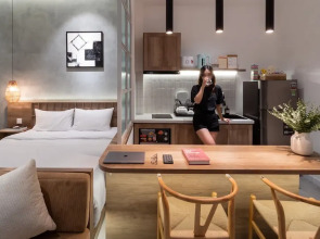 Kin Wander Tan Phong, The Moonage