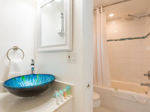 Sea Beach Plaza - Near Jungle Queen Riverboat