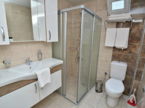 Cleopatra King Apart