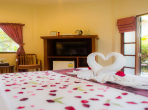 Phuket Leelavadee Hua Ting Resort