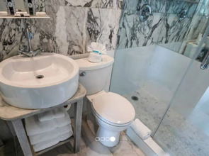 Chesterfield Hotel & Suites