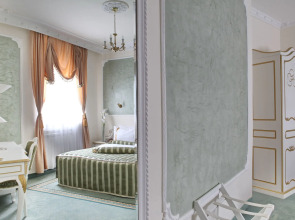 Queen's Astoria Design Hotel