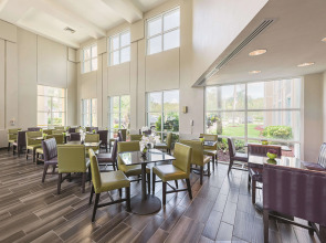 La Quinta Inn & Suites by Wyndham Plantation at SW 6th St