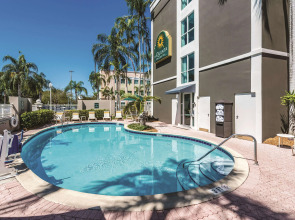 La Quinta Inn & Suites by Wyndham Plantation at SW 6th St