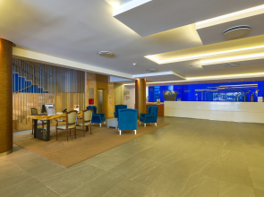 Four Views Monumental Lido