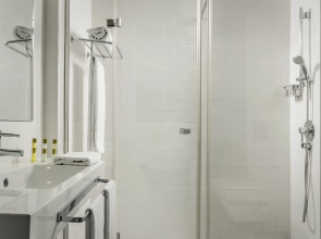 Отель Ikonik Lex