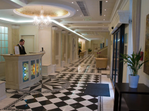 Queen's Court Hotel & Residence